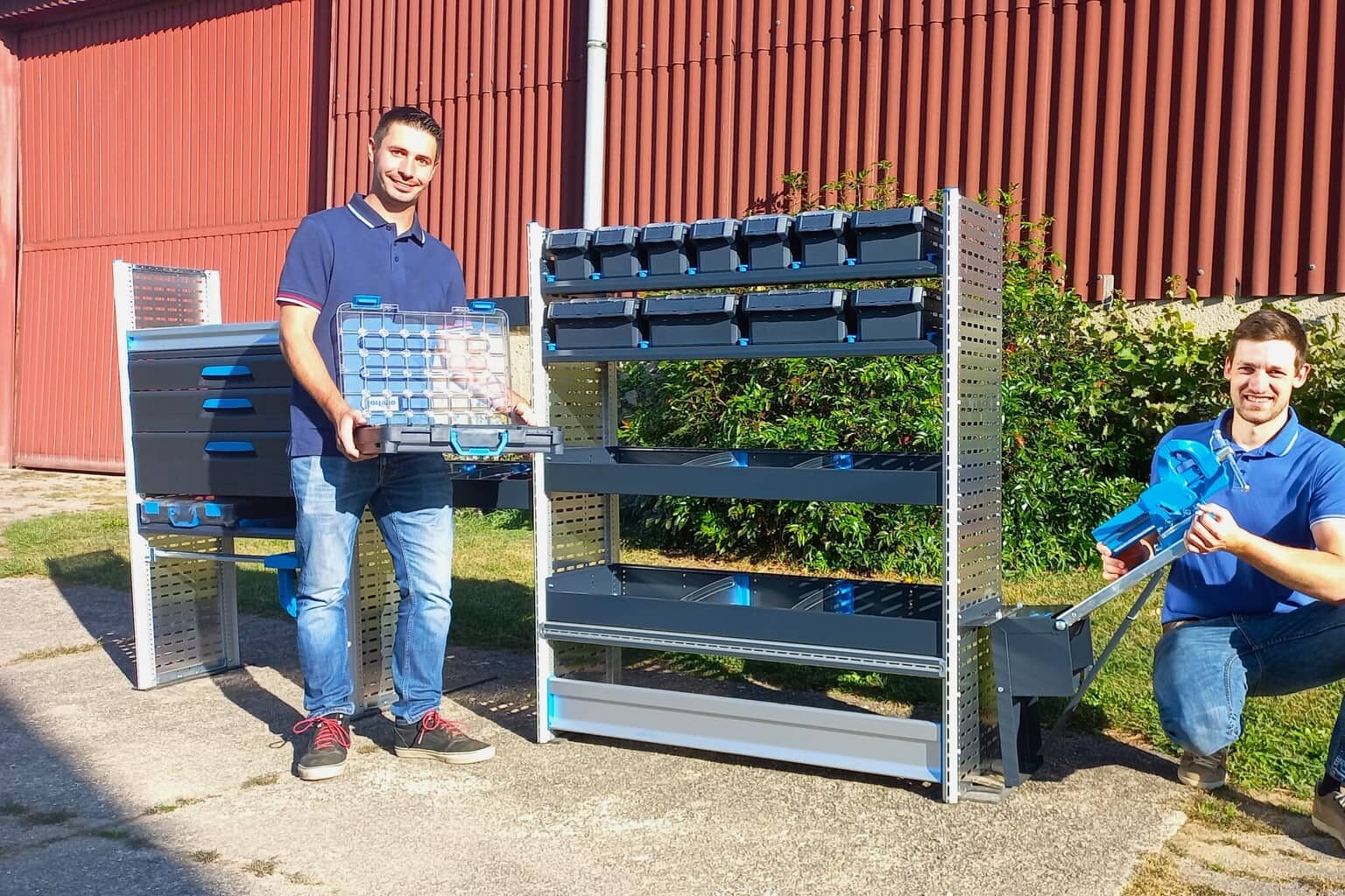 Fabian Pfeiffer und Renato Schlosser demonstrieren die Vorteile von Fahrzeugregalen, wie z.B. Boxen, Schubladen und Schraubstock.