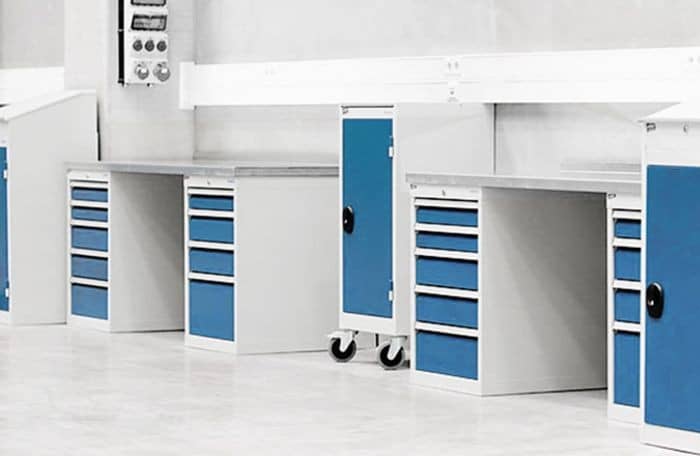 Moderne Werkstatt mit robusten Werkbänken und Schubladeschränke. Die durchdachte Betriebsausstattung sorgt für Ordnung und effizientes Arbeiten im Arbeitsbereich.